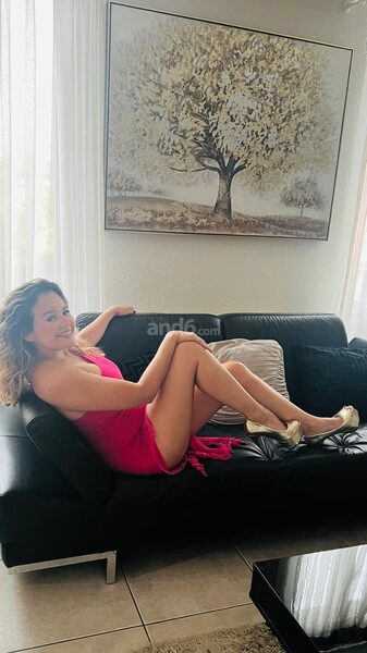 Karina behaart allein