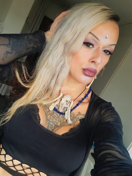 Fetischlady Latifa Noir