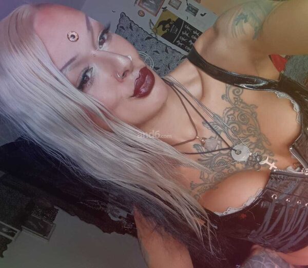 Fetischlady Latifa Noir