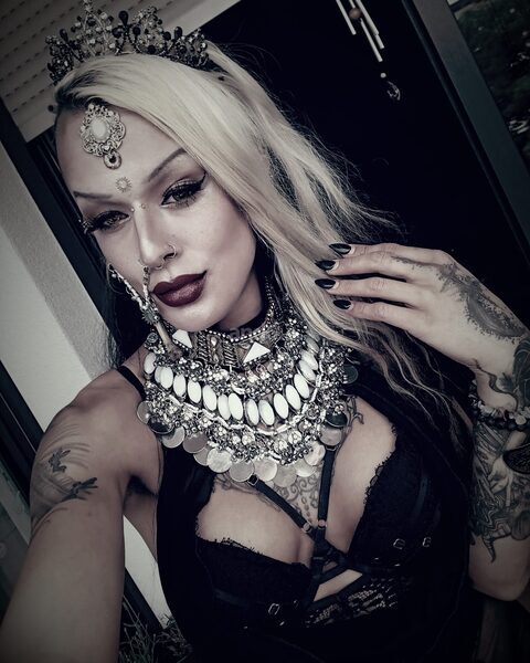 Fetischlady Latifa Noir